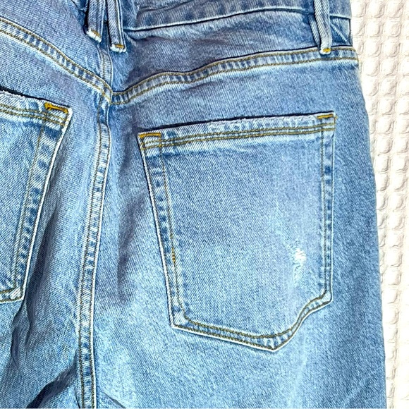 Good American Women med blue light jean high waist ,cool classic, distress Sz 8 - Picture 9 of 16